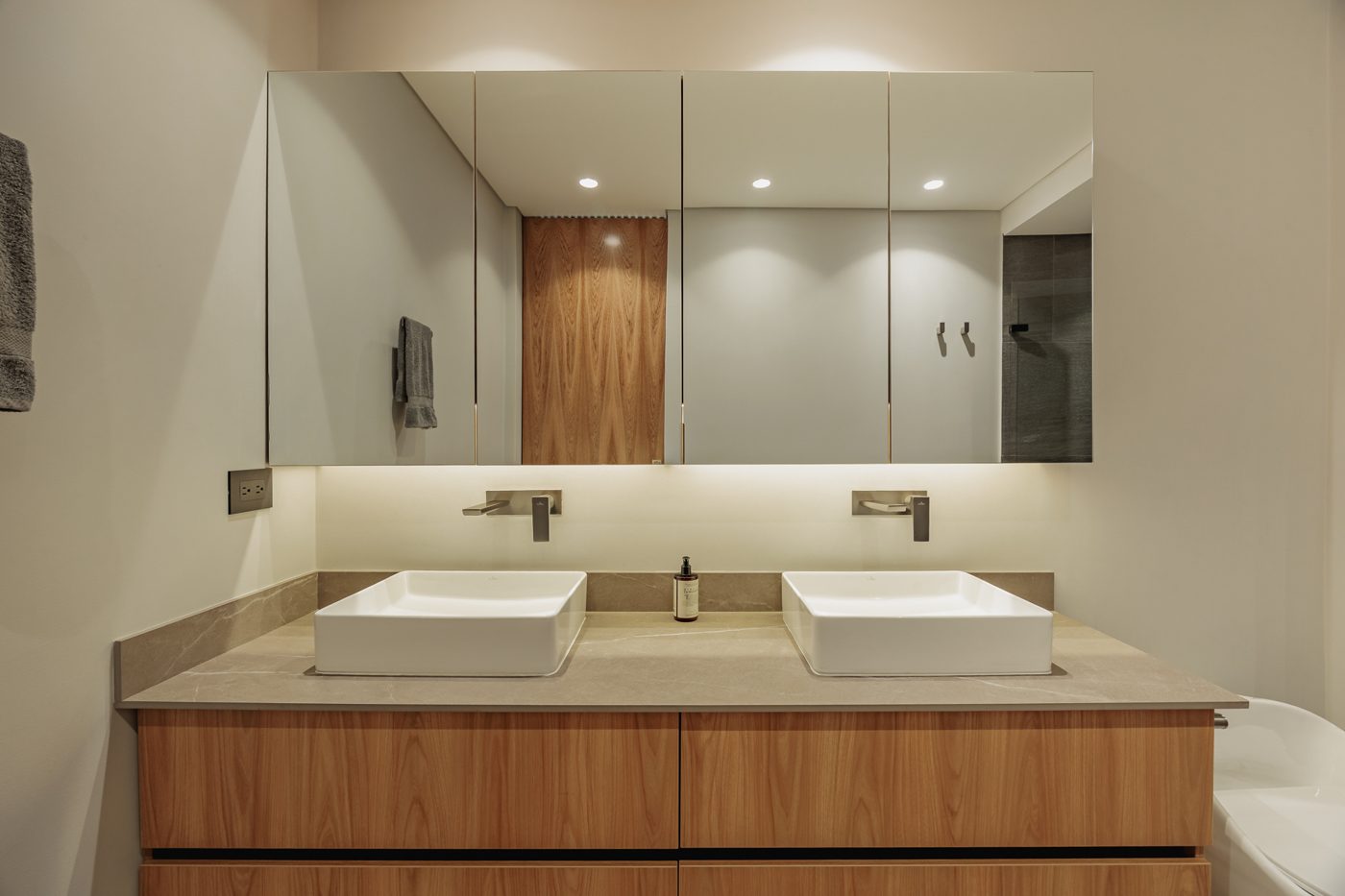 Baño principal con doble lavamanos y mueble en madera