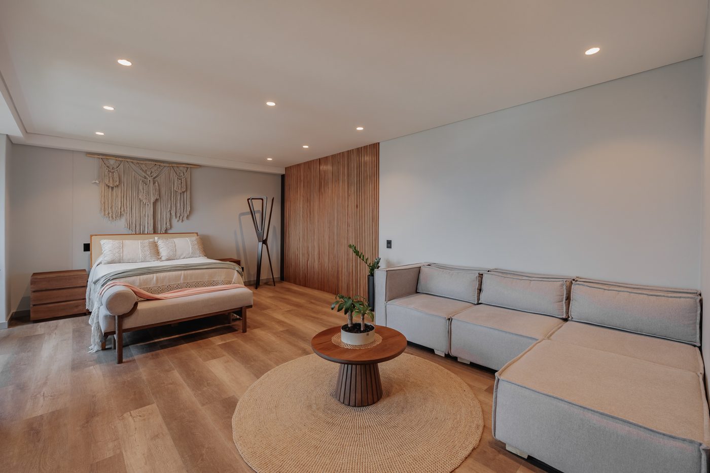 Habitación principal con muro de listones de madera