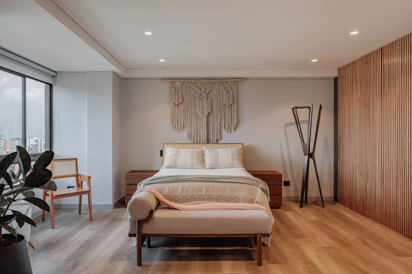 Habitación principal con cabecero tejido
