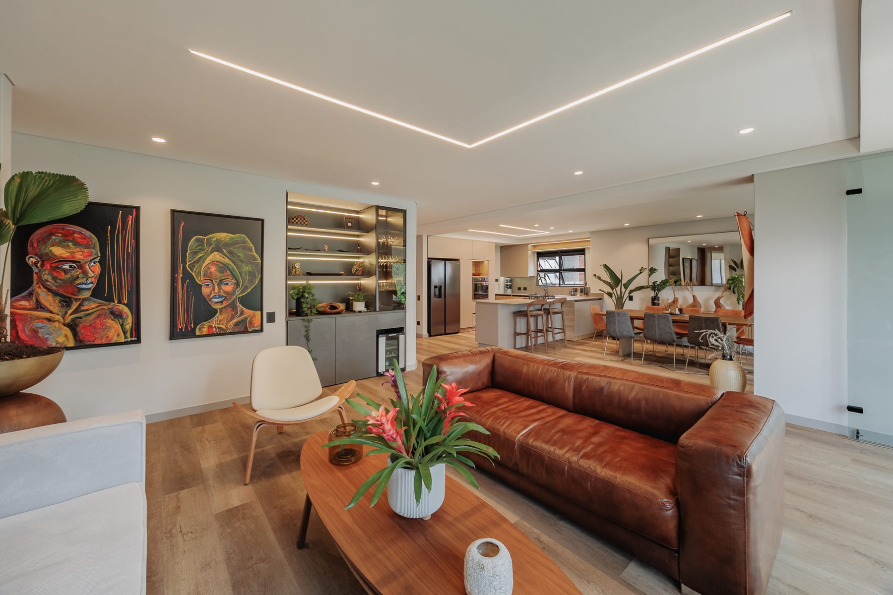 Sala y cocina abierta de un apartamento en El Poblado remodelado por Sauce Proyectos
