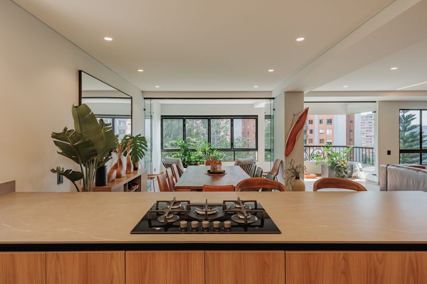 Isla de cocina con estufa y vista al comedor