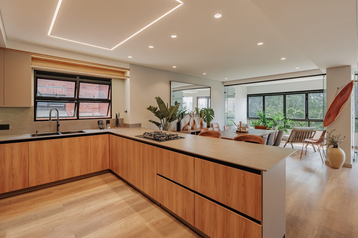 Cocina en L con mesón continuo y carpintería en madera