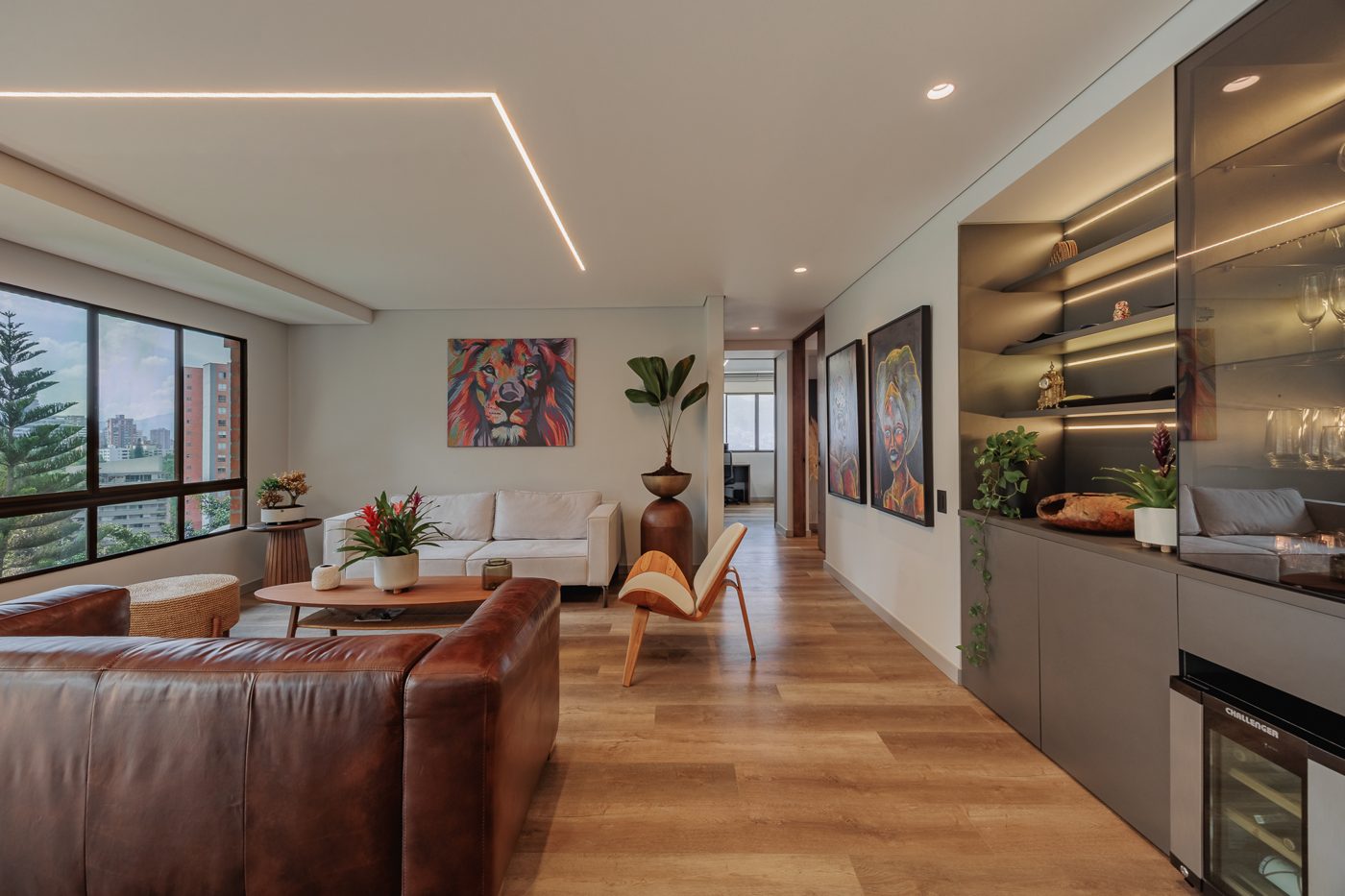 Sala con sofá de cuero, comedor y cocina integrada