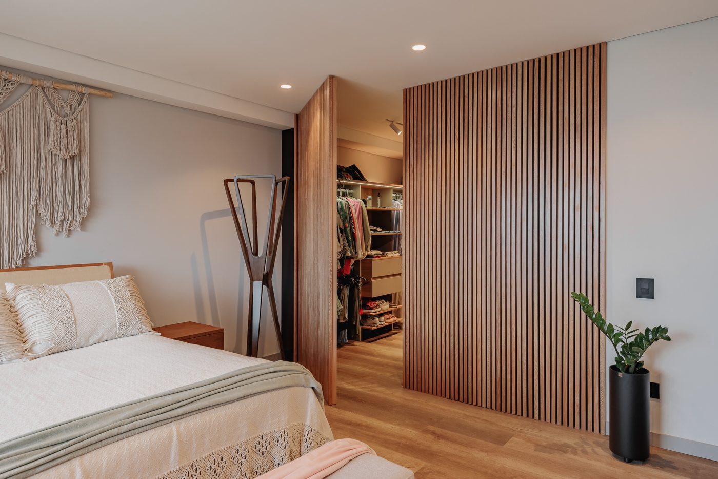 Habitación con muro de listones y vestier al fondo