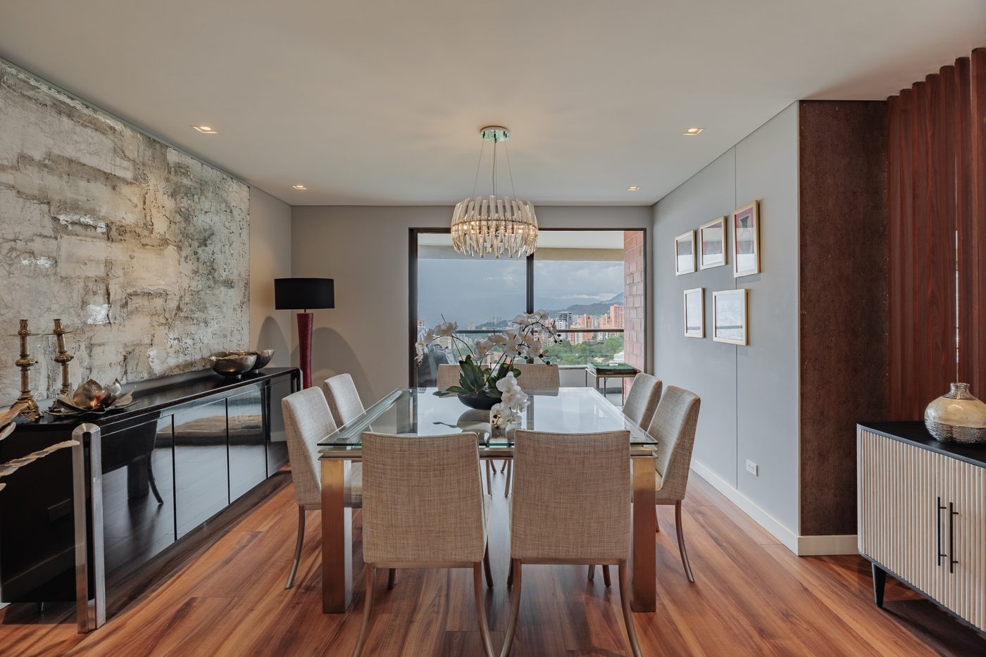 Comedor con muro en piedra y lámpara colgante