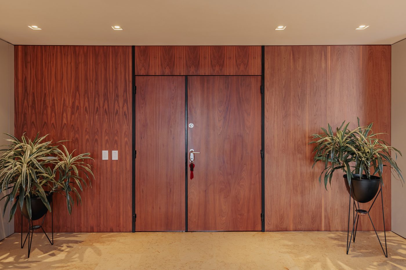 Puertas dobles en madera con plantas