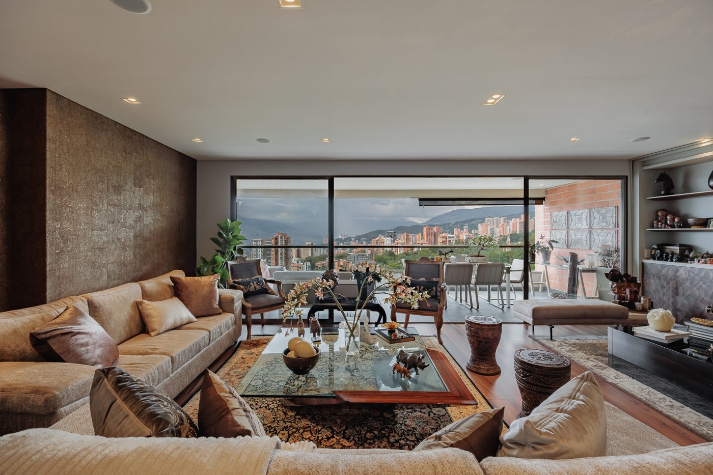 Sala amplia con ventanal y vista a la ciudad